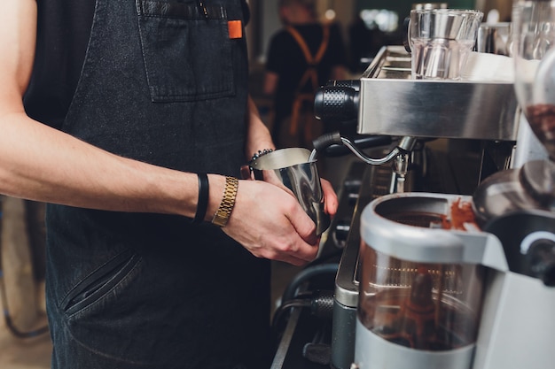 Barista prepara espresso en su cafetería.