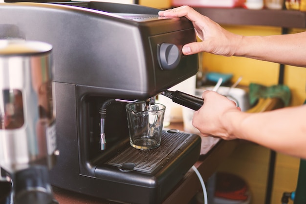 Barista prepara espresso en su cafetería