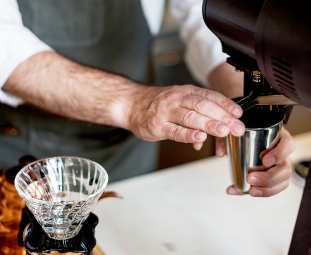 Barista prepara o conceito de ordem de funcionamento do café