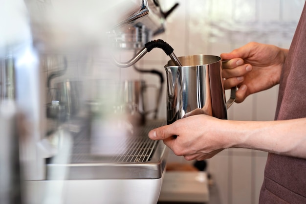 Barista preparando bebida