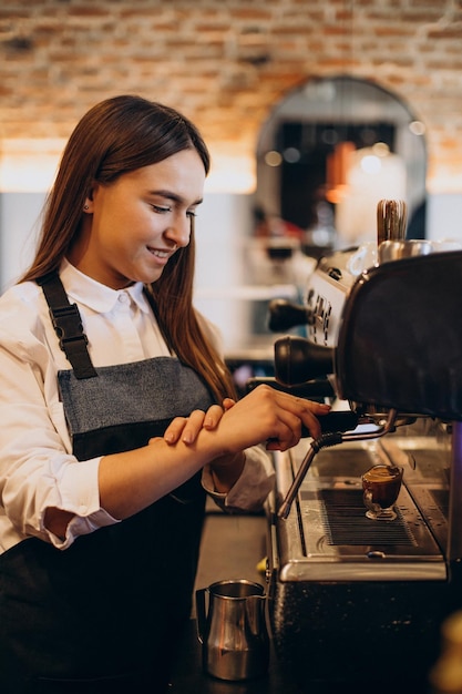 Barista preparando café en una cafetería