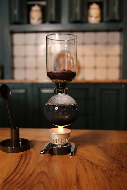 barista preparando café en la cafetería