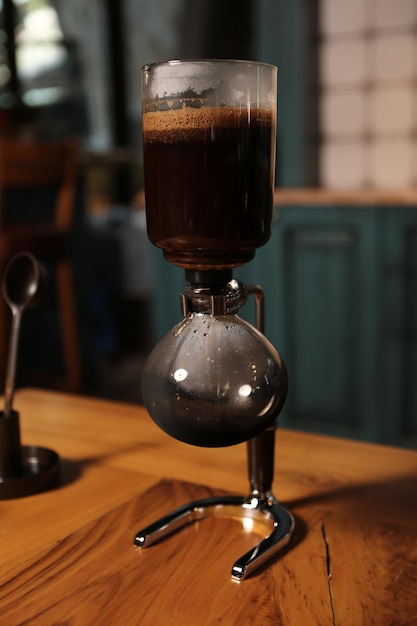 barista preparando café en la cafetería