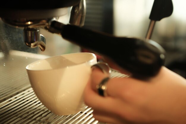 barista preparando café en la cafetería