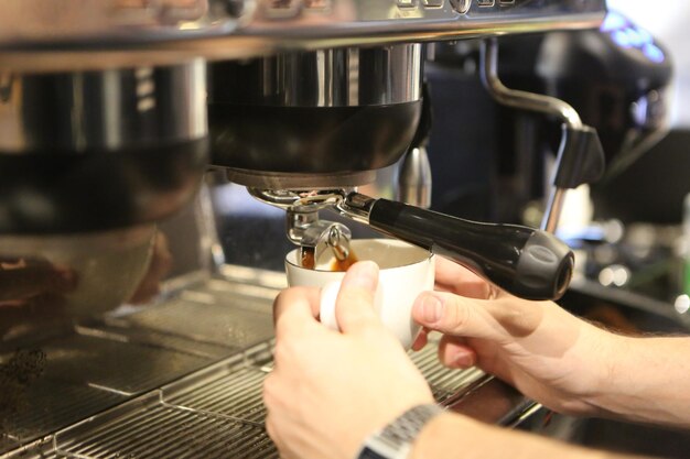 barista preparando café en la cafetería