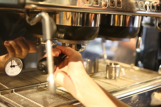 barista preparando café en la cafetería