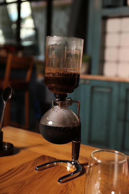 barista preparando café en la cafetería