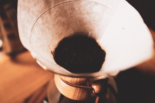 barista preparando café en la cafetería