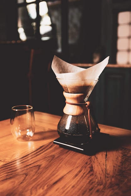 barista preparando café en la cafetería