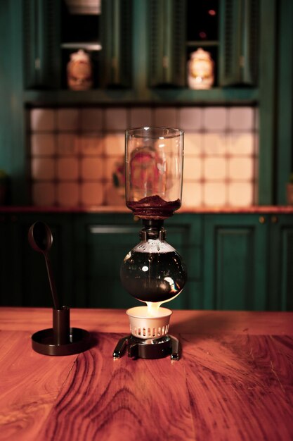 barista preparando café en la cafetería