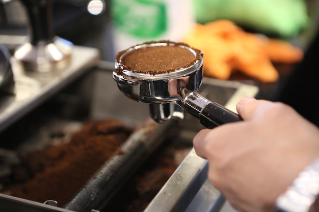 barista preparando café en la cafetería