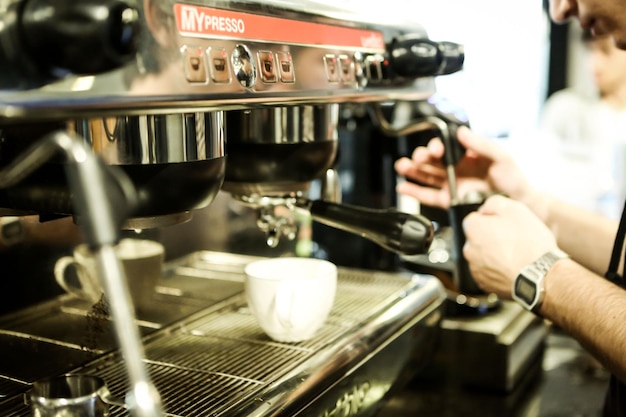 barista preparando café en la cafetería