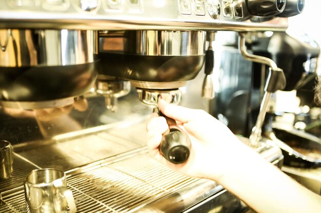 barista preparando café en la cafetería