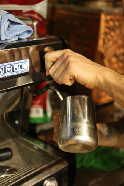 barista preparando café en la cafetería