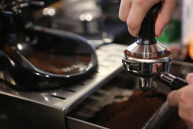 barista preparando café en la cafetería