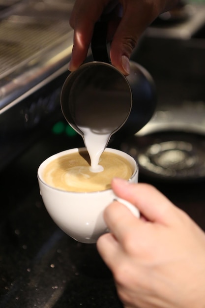 barista preparando café en la cafetería