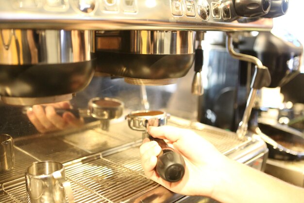 barista preparando café en la cafetería