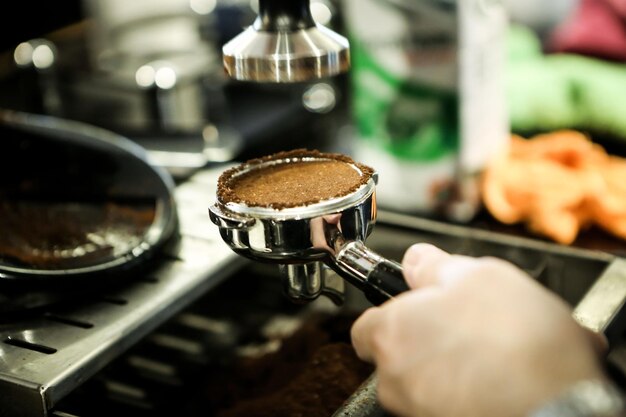 barista preparando café en la cafetería