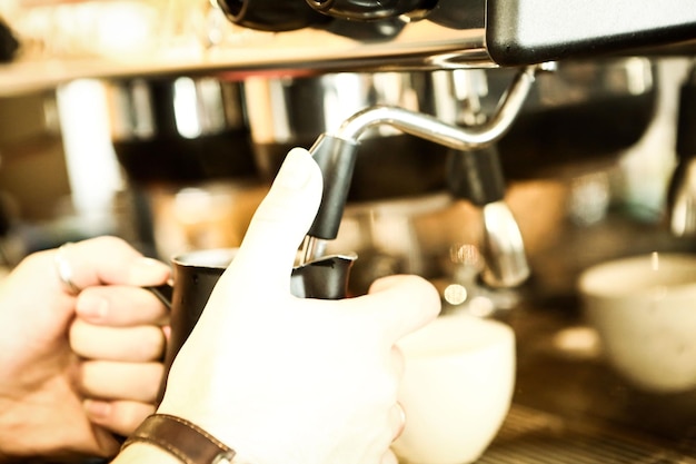 barista preparando café en la cafetería