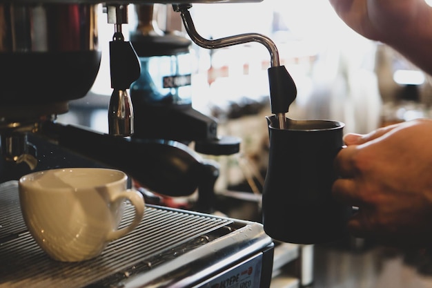 barista preparando café en la cafetería