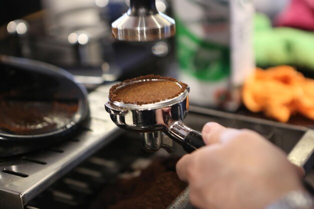 barista preparando café en la cafetería