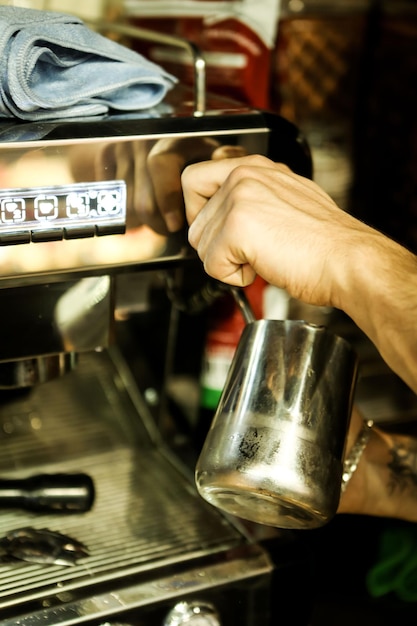 barista preparando café en la cafetería