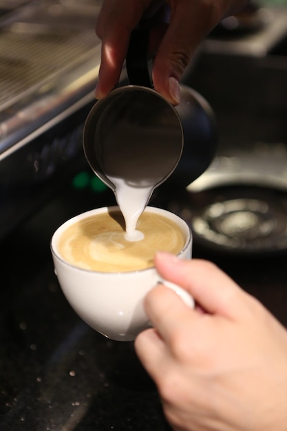 barista preparando café en la cafetería