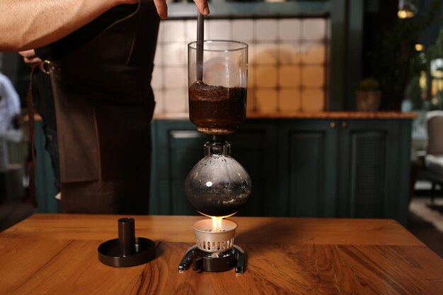 barista preparando café en la cafetería