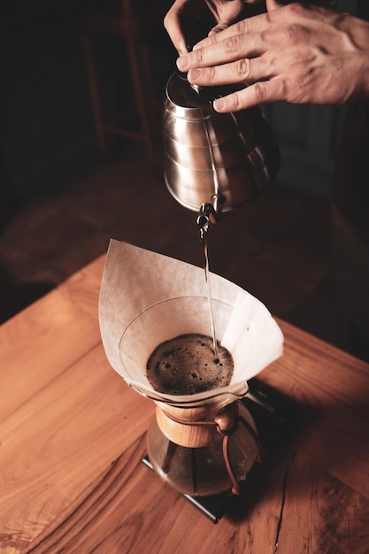 barista preparando café en la cafetería