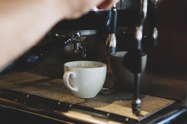 Foto barista preparando café en la cafetería