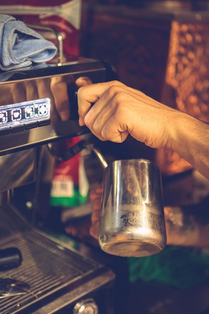 barista preparando café en la cafetería