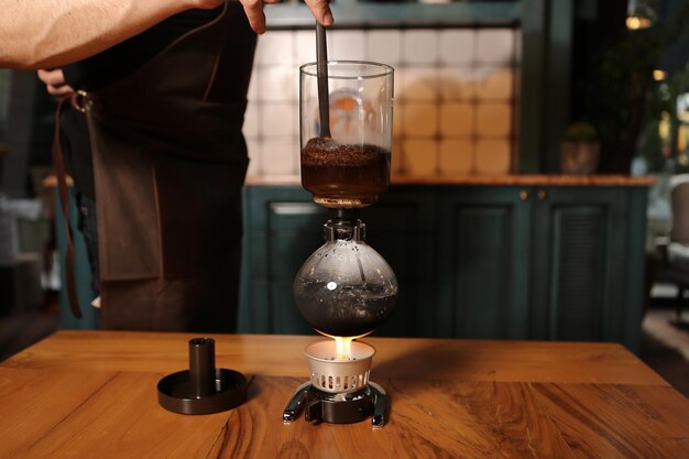 barista preparando café en la cafetería