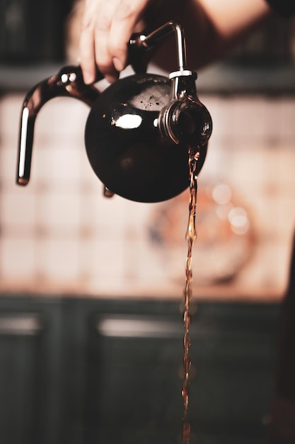 barista preparando café en la cafetería