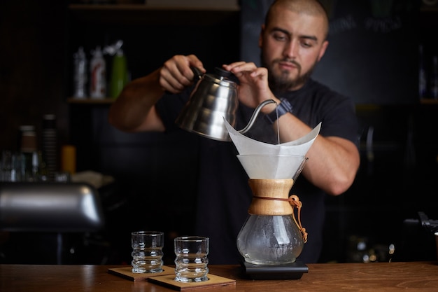 Barista preparando café com chemex despeje sobre a cafeteira