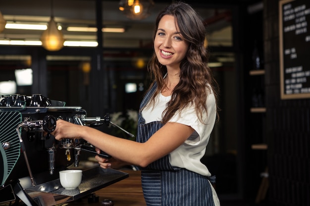 Barista preparando café com máquina