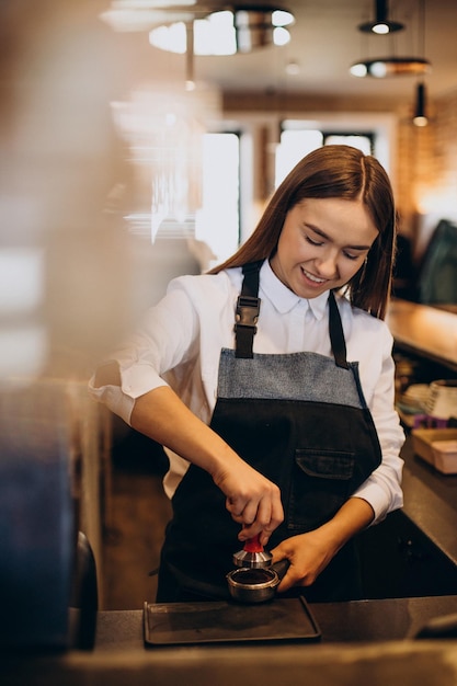 Barista preparando café em uma cafeteria