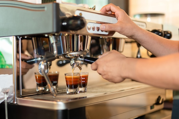 Barista preparando café Espresso shot de máquina de preparar café.