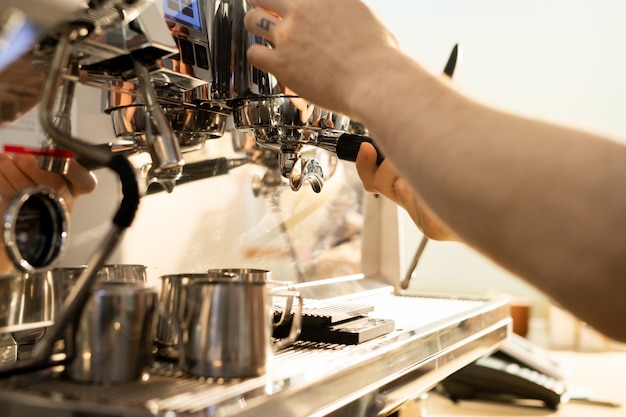 Barista preparando café con una máquina de café espresso