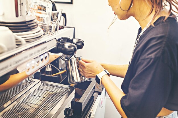 Barista preparando café na máquina de café Balcão de cafeteria