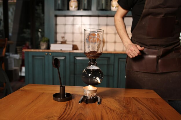 barista preparando café na sala de café