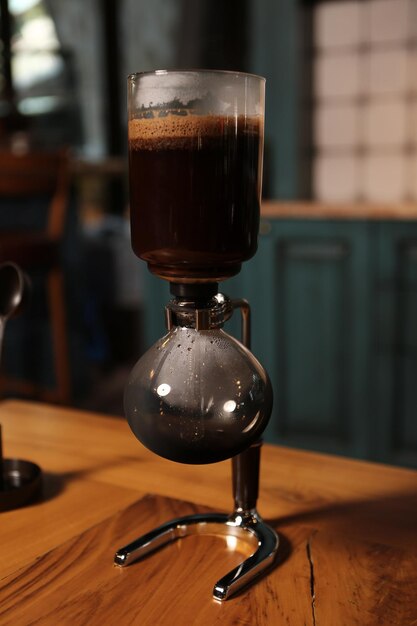 barista preparando café na sala de café