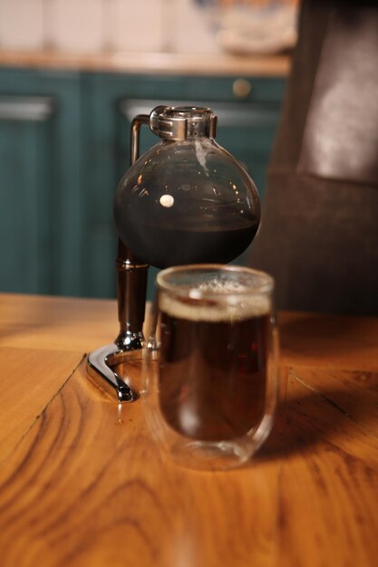 barista preparando café na sala de café