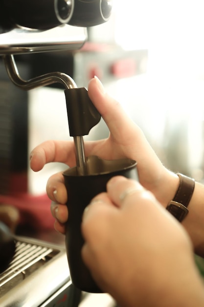 barista preparando café na sala de café