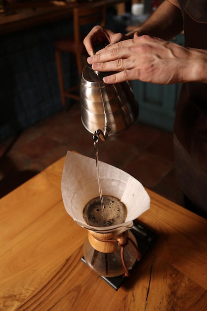 barista preparando café na sala de café