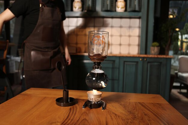 barista preparando café na sala de café