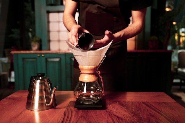 barista preparando café na sala de café