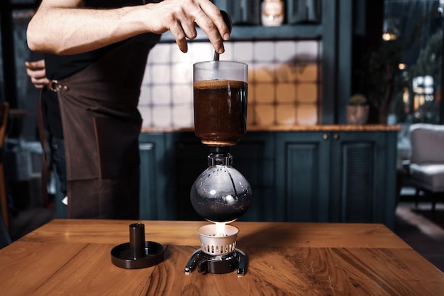 barista preparando café na sala de café