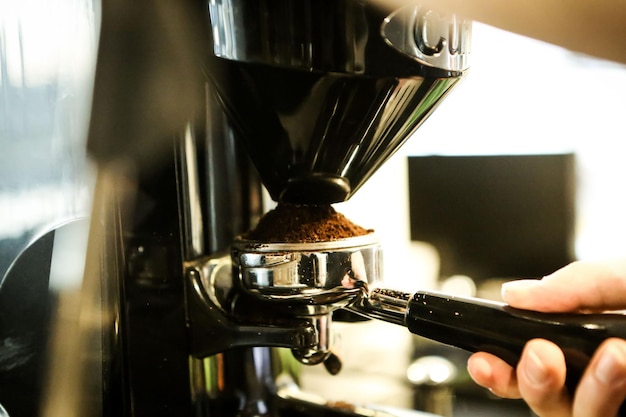 barista preparando café na sala de café