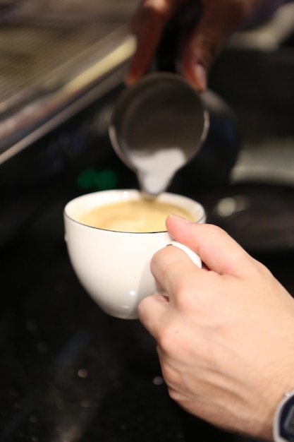 barista preparando café na sala de café