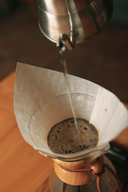 barista preparando café na sala de café